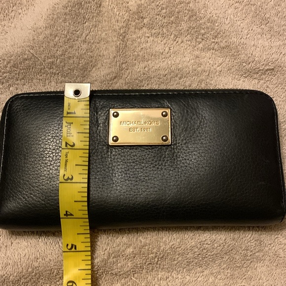 Michael Kors Continental zip around wallet - Picture 8 of 8